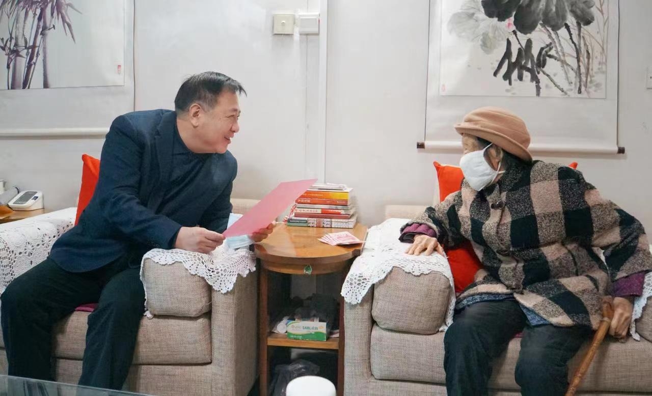 情下废干部 慰问暖人心 ——2121非凡集团发展春节前走访慰问